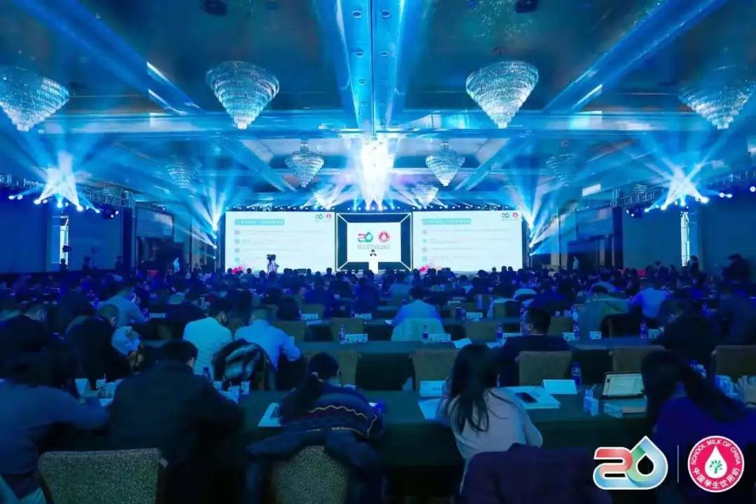砥礪前行二十載，不忘初心護未來| 皇氏集團旗下三家乳企獲評“中國學生飲用奶學生營養(yǎng)改善貢獻企業(yè)”