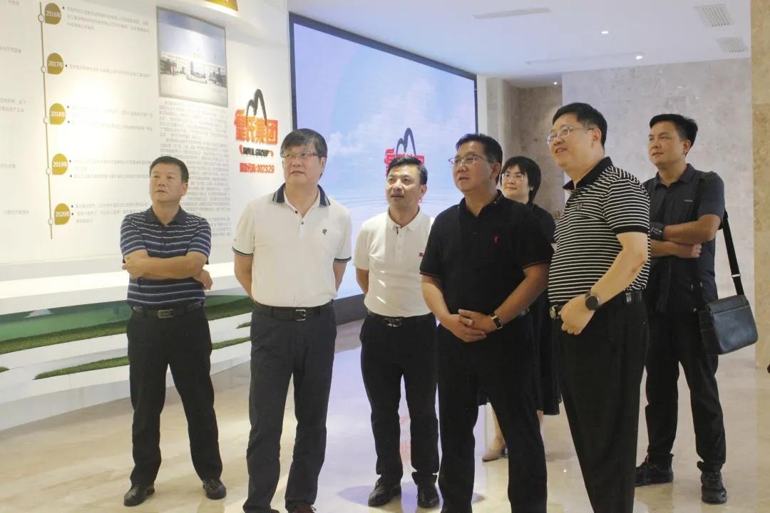 大理州人民政府黨組成員、一級巡視員吉向陽率考察組蒞臨皇氏集團考察調研