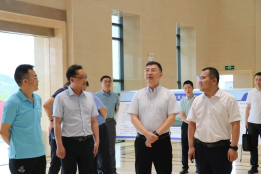 遵義市委常委、市政府副市長王龍一行蒞臨皇氏集團(tuán)遵義乳業(yè)調(diào)研指導(dǎo)