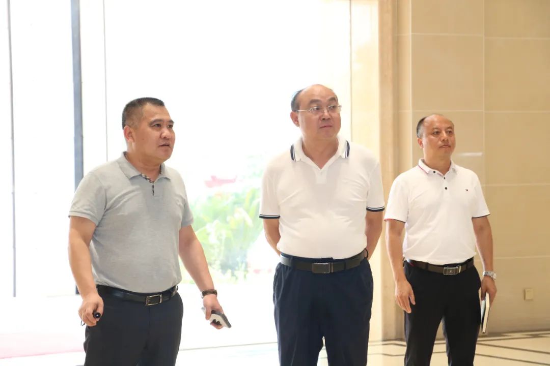遵義市委統(tǒng)戰(zhàn)部副部長、市工商聯(lián)黨組書記吳疆蒞臨皇氏集團遵義乳業(yè)調(diào)研指導(dǎo)