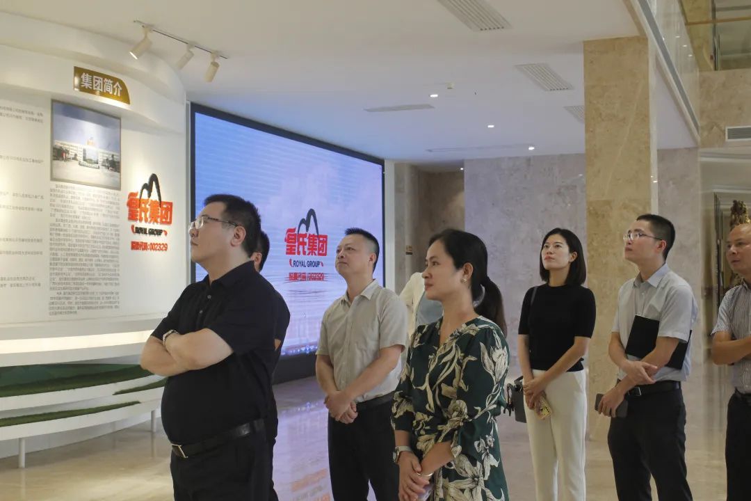 南寧金融集團(tuán)黨委書記、董事長關(guān)俊一行蒞臨皇氏集團(tuán)參觀交流