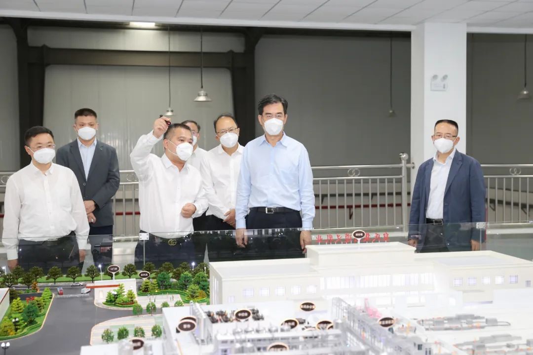 貴州省委副書記、省長李炳軍到皇氏集團(tuán)遵義乳業(yè)有限公司調(diào)研