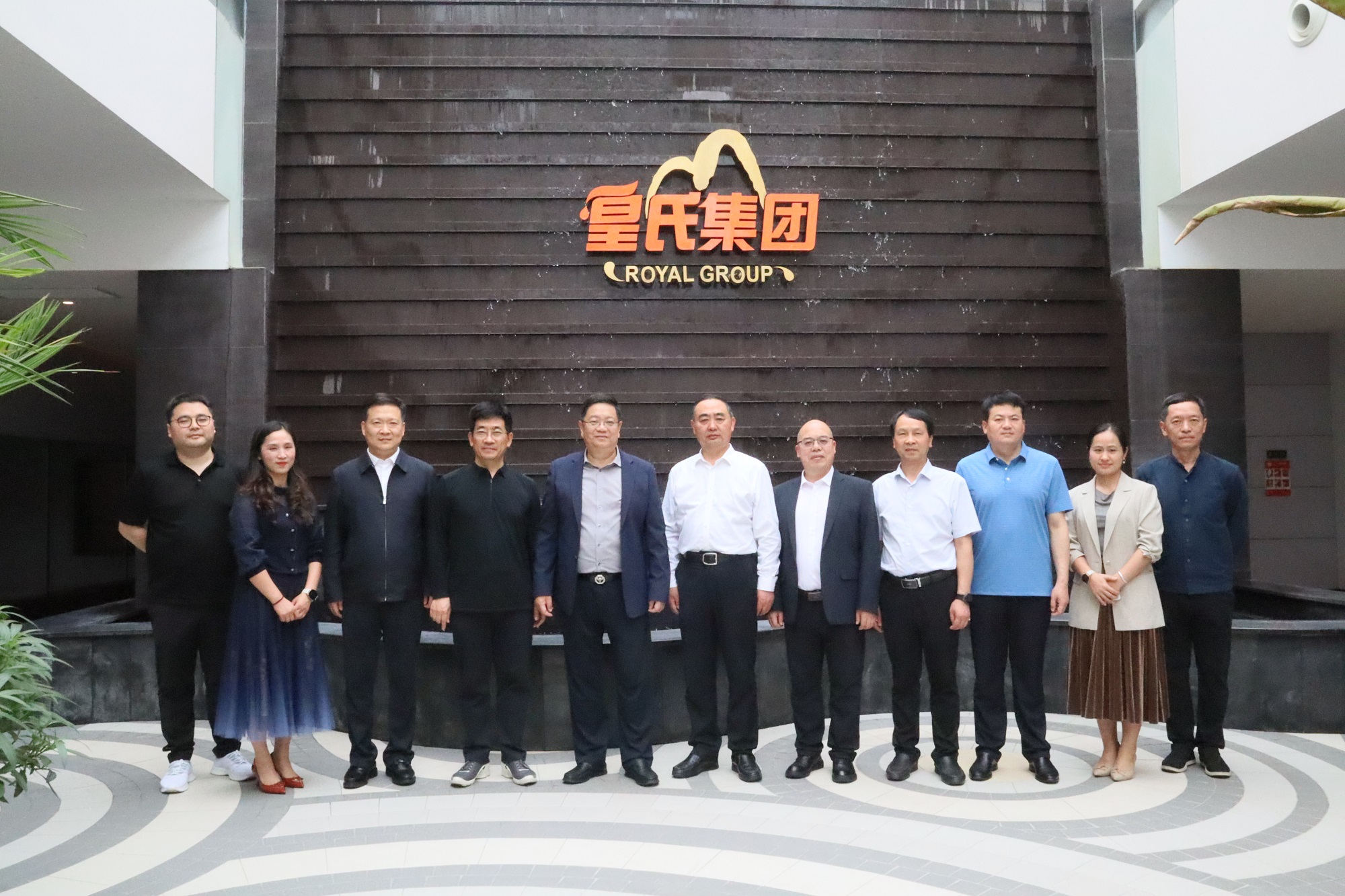 2023年5月14日，阜陽(yáng)市委書(shū)記孫正東一行蒞臨皇氏集團(tuán)交流考察