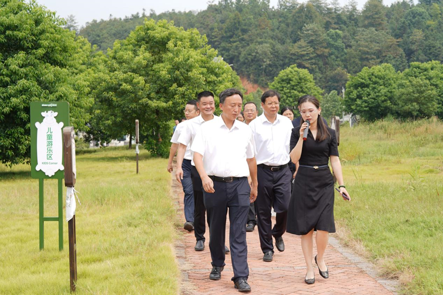 寧鄉(xiāng)市市委副書記、市長黃滔一行蒞臨皇氏集團(tuán)湖南優(yōu)氏歐冠牧場調(diào)研